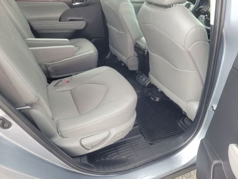 Used 2024 Toyota Highlander Platinum FWD image 13