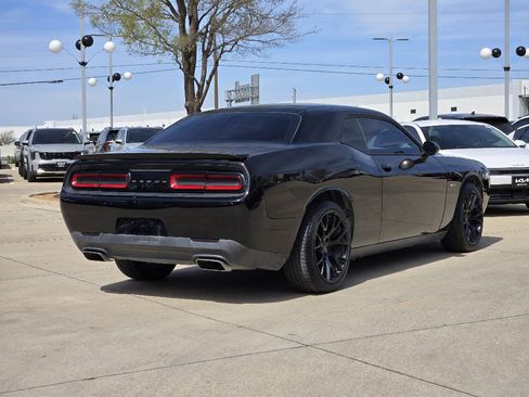 Used 2016 Dodge Challenger R/T image 4