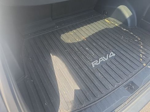 Used 2021 Toyota RAV4 XLE w/ Convenience Package AWD/4WD image 10