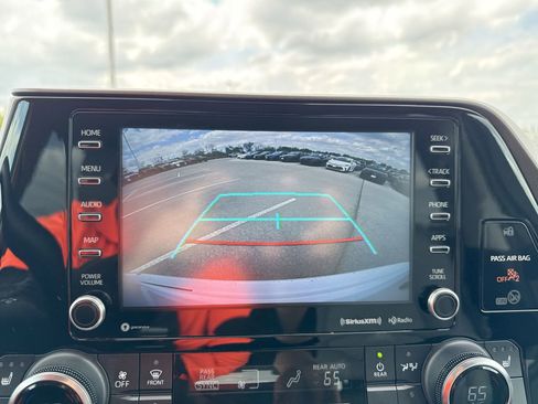 Used 2022 Toyota Highlander XLE image 23