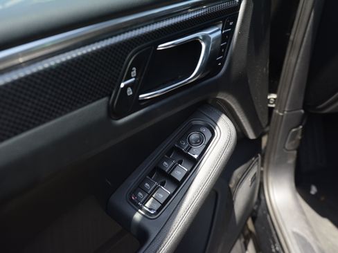 Certified 2026 Porsche Macan AWD/4WD image 14