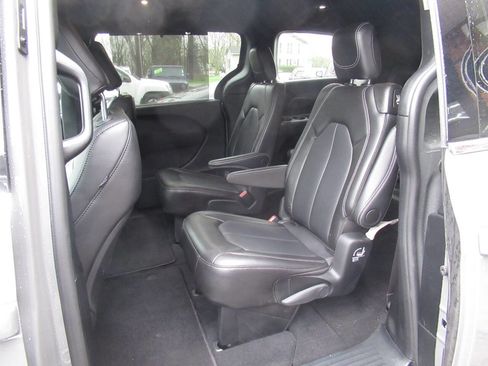 Used 2025 Chrysler Pacifica Select image 18