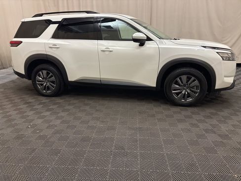 Used 2025 Nissan Pathfinder SV image 4