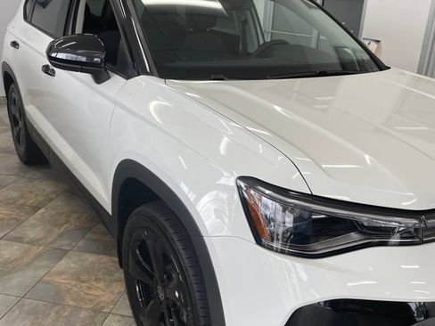New 2026 Volkswagen Taos SE AWD/4WD image 3