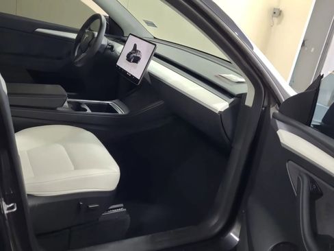 Used 2024 Tesla Model Y Long Range AWD/4WD image 8