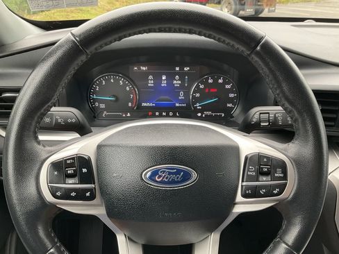 Used 2022 Ford Explorer XLT image 11