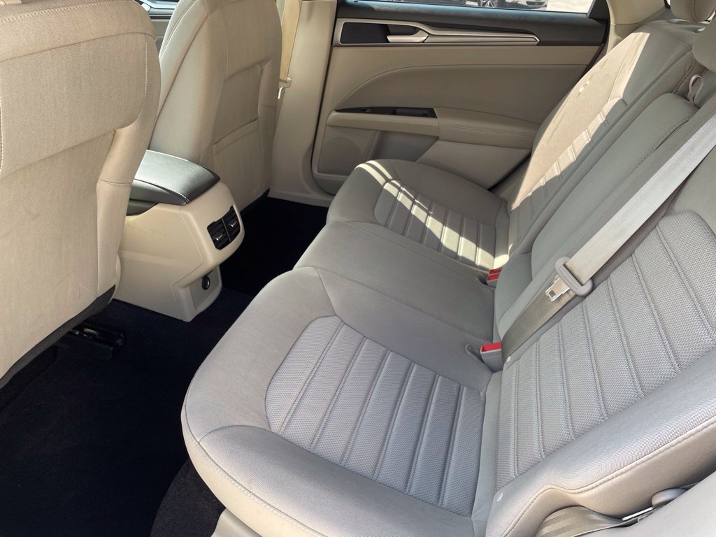 Used 2020 Ford Fusion SE FWD image 17