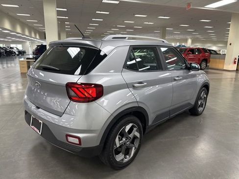 Used 2024 Hyundai Venue SEL FWD image 7