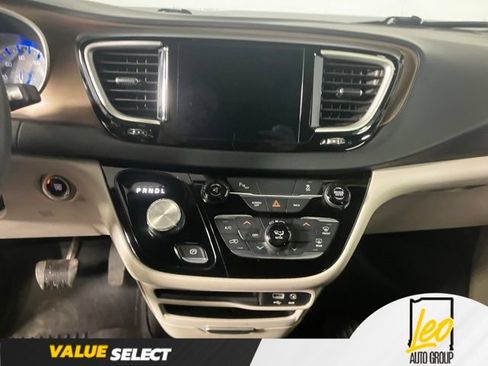 Used 2017 Chrysler Pacifica Touring FWD image 13