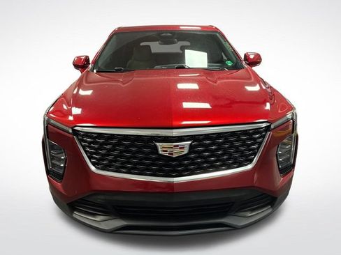 Used 2024 Cadillac XT4 Luxury w/ Cold Weather Package FWD image 8