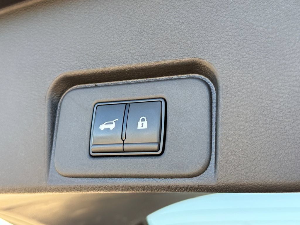Used 2025 Nissan Rogue SV AWD/4WD image 43