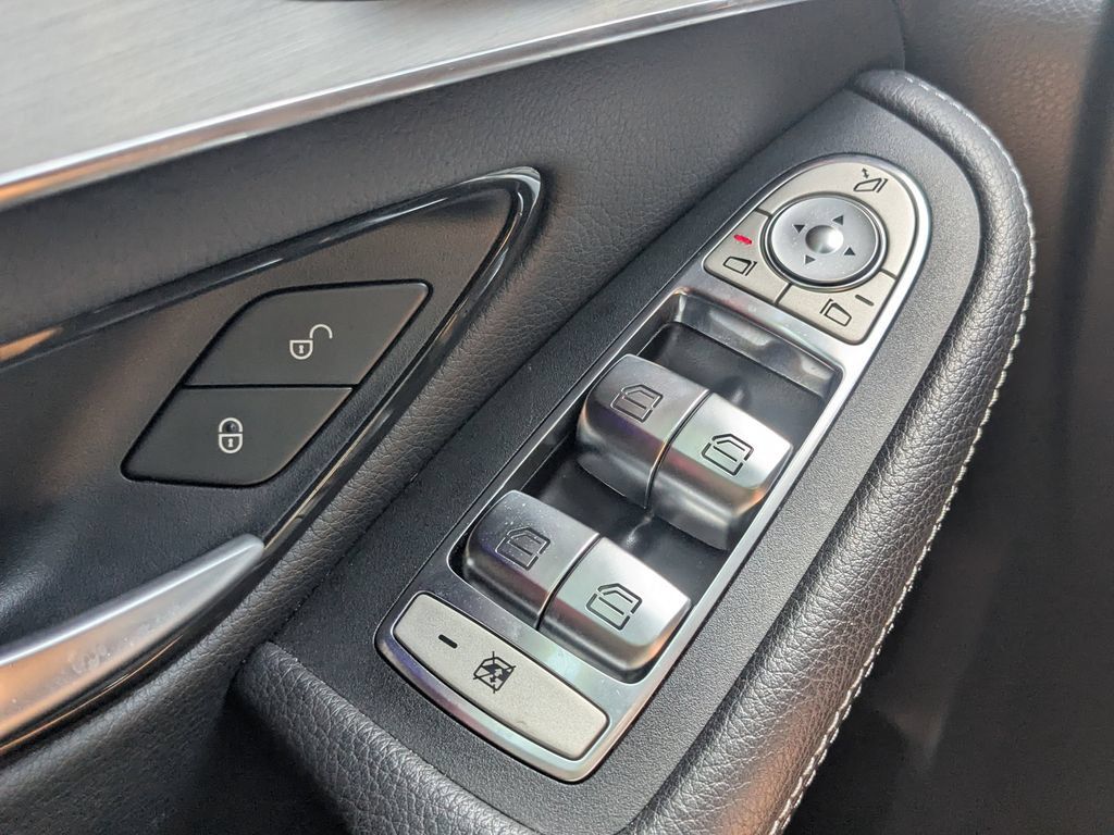 Used 2022 Mercedes-Benz GLC 300 w/ AMG Line image 8