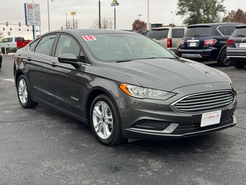 Used 2018 Ford Fusion SE image 3