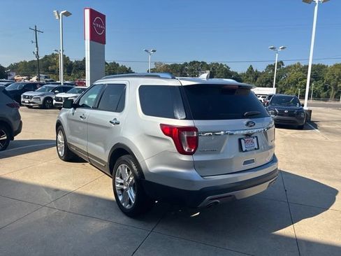 Used 2017 Ford Explorer Limited w/ Equipment Group 301A FWD image 5
