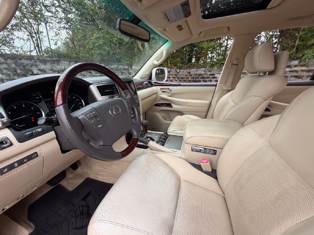 Used 2015 Lexus LX 570 4WD w/ Luxury Package image 21