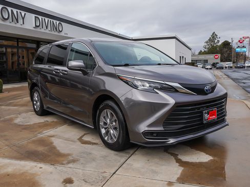 Used 2024 Toyota Sienna LE image 2