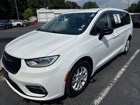 Used 2024 Chrysler Pacifica Touring-L FWD image 4