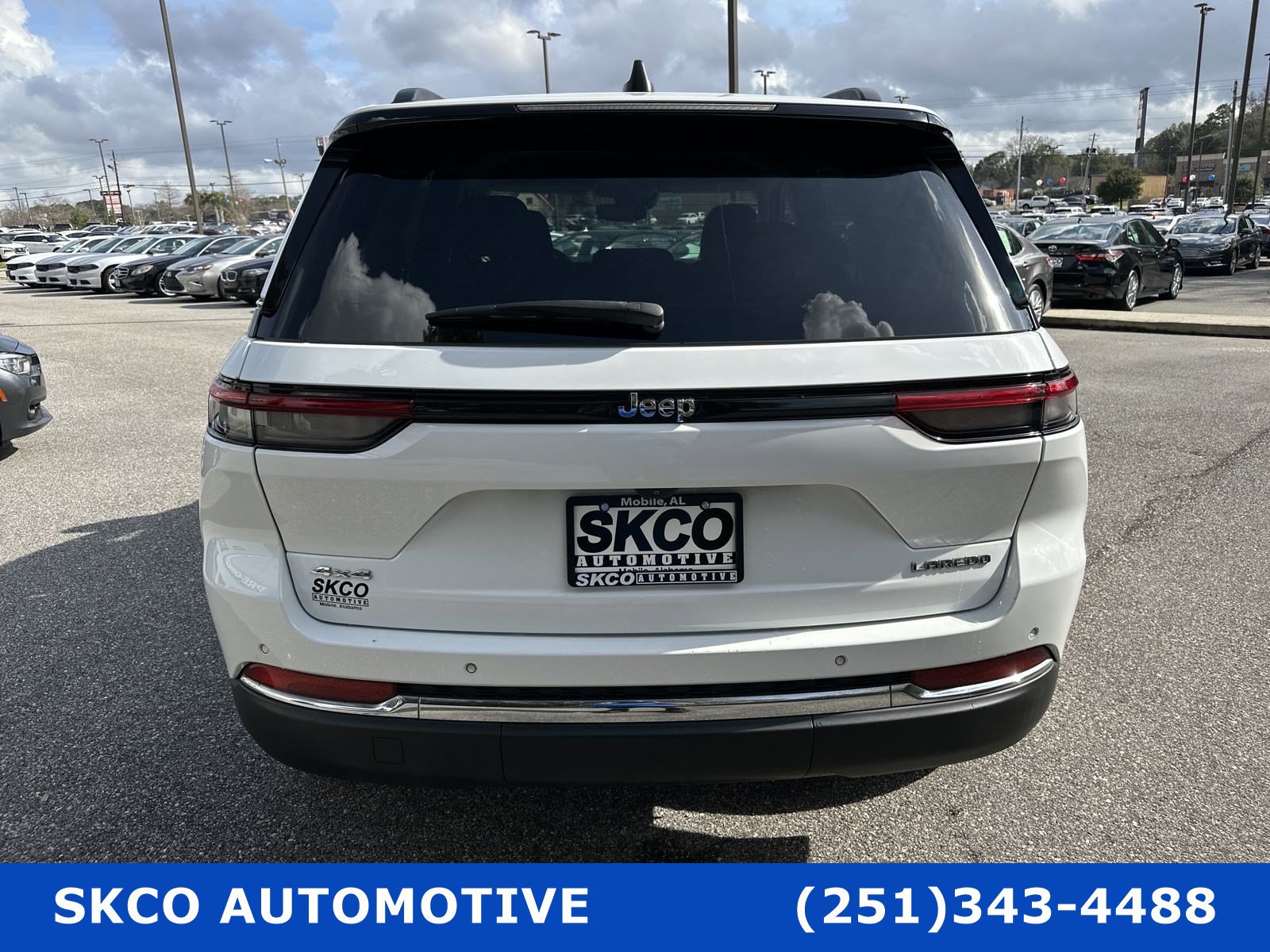 Used 2022 Jeep Grand Cherokee Laredo AWD/4WD image 4