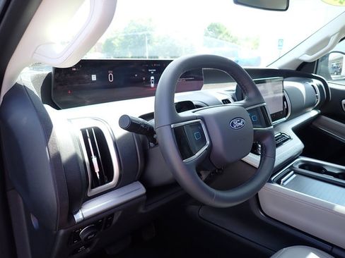 Used 2025 Ford Expedition Active AWD/4WD image 16