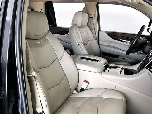 Used 2017 Cadillac Escalade Luxury AWD/4WD image 8