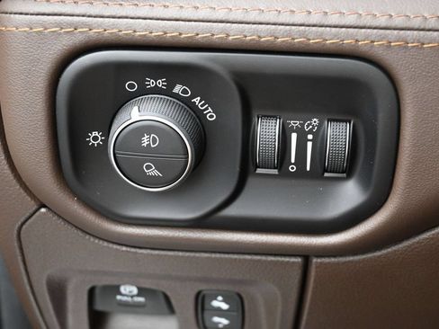Used 2025 RAM 1500 Limited AWD/4WD image 16
