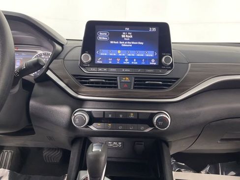 Used 2024 Nissan Altima 2.5 SV FWD image 24