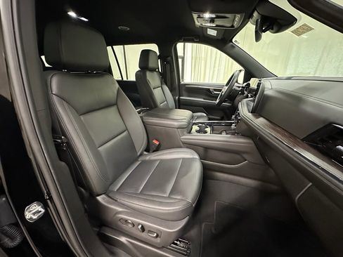 Used 2025 Chevrolet Suburban Z71 image 19