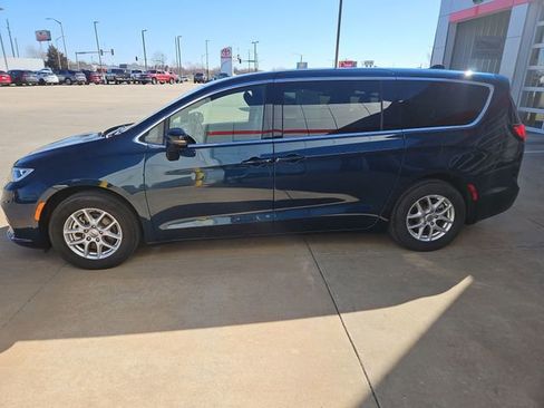 Used 2025 Chrysler Pacifica Select image 2