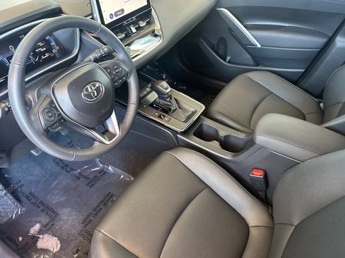 Used 2026 Toyota Corolla Cross XLE w/ Convenience Package FWD image 11