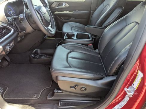 Used 2025 Chrysler Pacifica Select FWD image 14