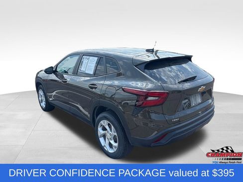 Used 2024 Chevrolet Trax LS w/ LS Convenience Package FWD image 3