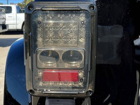 Used 2018 Jeep Wrangler Unlimited Sahara image 22