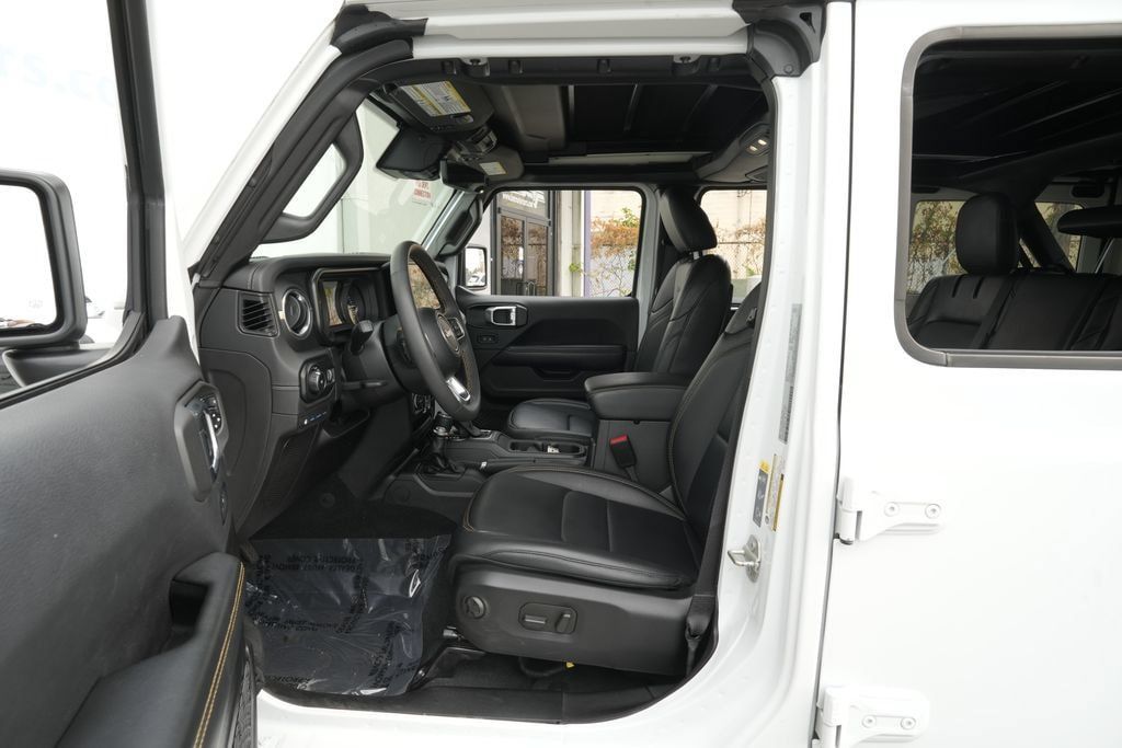 Used 2024 Jeep Wrangler Unlimited Sahara w/ Technology Group AWD/4WD image 17