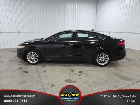 Used 2020 Ford Fusion SE image 1