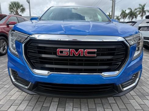 Used 2024 GMC Terrain SLE FWD image 2