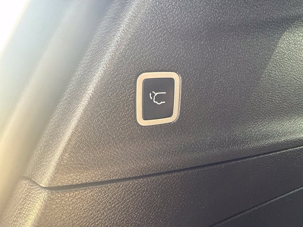 Used 2025 Chrysler Pacifica Limited FWD image 22