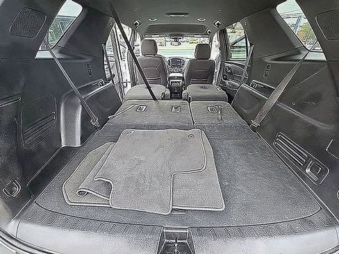 Used 2023 Chevrolet Traverse LT image 50