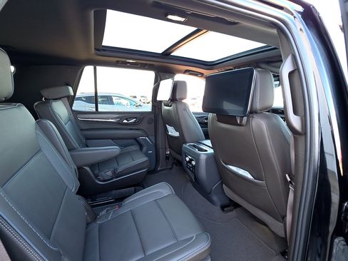 Used 2023 GMC Yukon Denali w/ Denali Reserve Package image 19