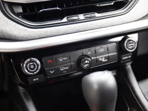 Used 2024 Jeep Compass Latitude image 15