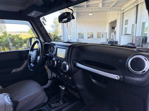 Used 2015 Jeep Wrangler Unlimited Sahara w/ Connectivity Group AWD/4WD image 26