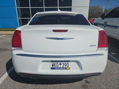 Used 2018 Chrysler 300 Touring w/ Chrome Appearance Package image 6