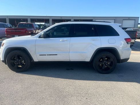 Used 2019 Jeep Grand Cherokee Laredo RWD image 2