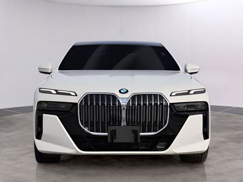 Used 2025 BMW 740i xDrive w/ Premium Package AWD/4WD image 2