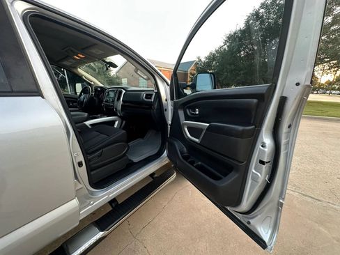 Used 2019 Nissan Titan SV w/ SV Convenience Package AWD/4WD image 21