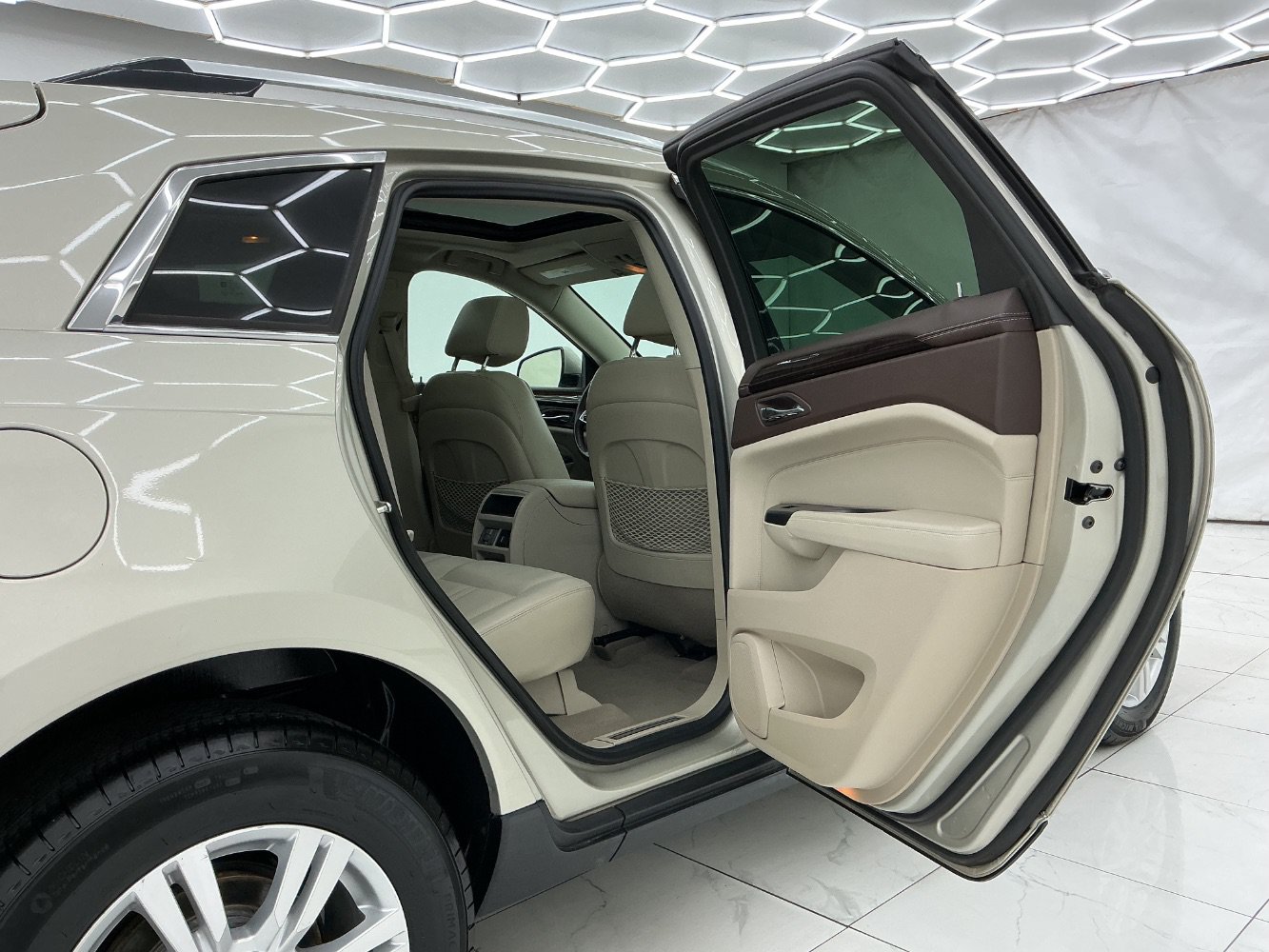 Used 2014 Cadillac SRX Luxury w/ Driver Awareness Package FWD image 23