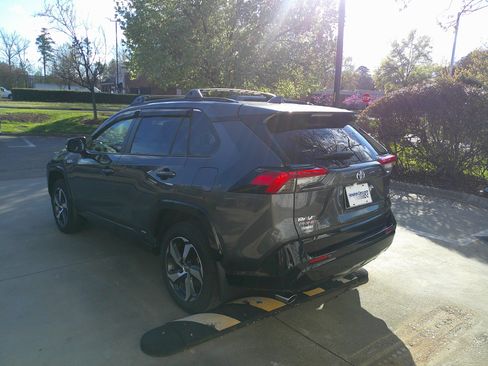 Used 2023 Toyota RAV4 SE w/ Weather & Moonroof Package image 9