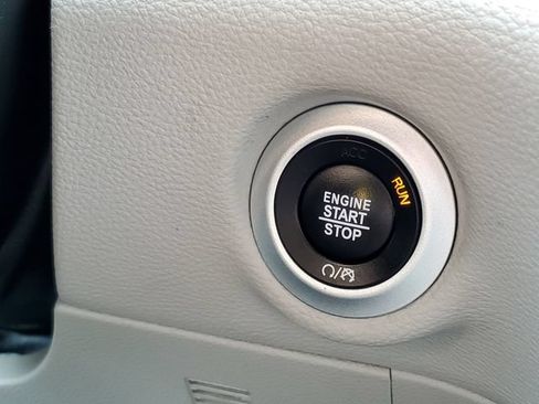 Used 2024 Chrysler Pacifica Limited FWD image 17