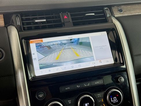 Used 2018 Land Rover Discovery HSE image 19