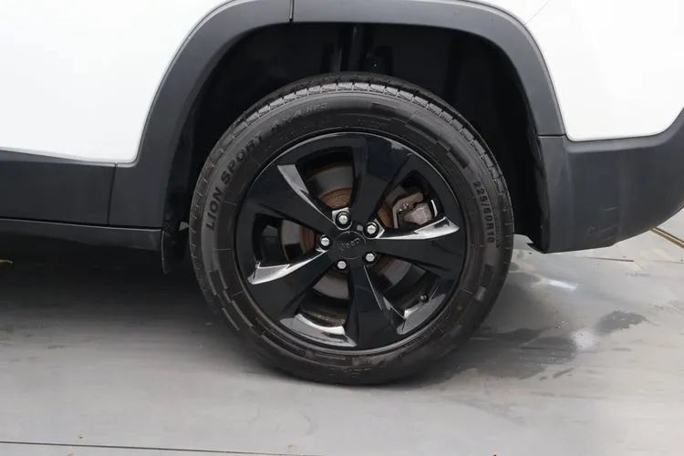 Used 2020 Jeep Cherokee Latitude Plus AWD/4WD image 37