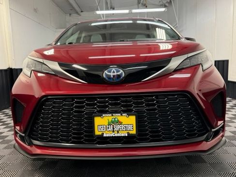 Used 2022 Toyota Sienna XLE FWD image 2
